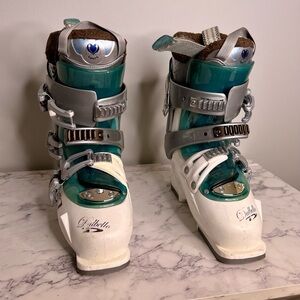 Dalbello women’s ski boots size 8.5